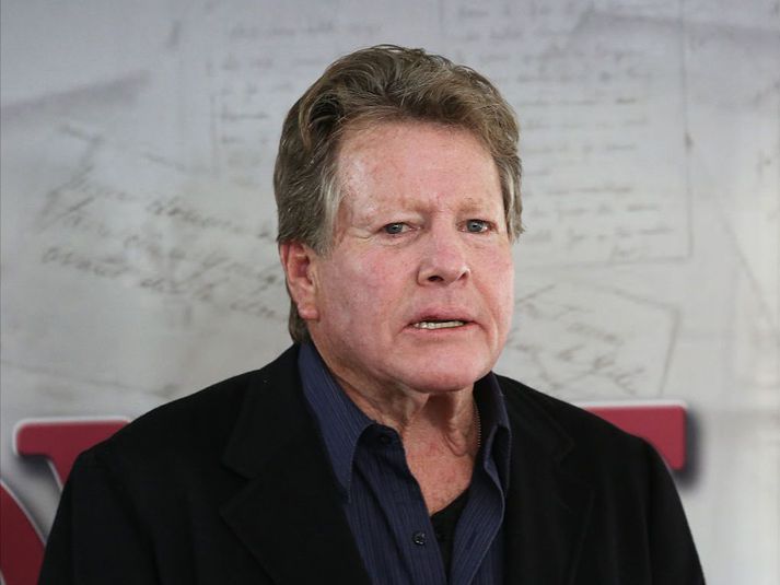 Ryan O'Neal lést í dag 82 ára að aldri eftir áralöng veikindi.