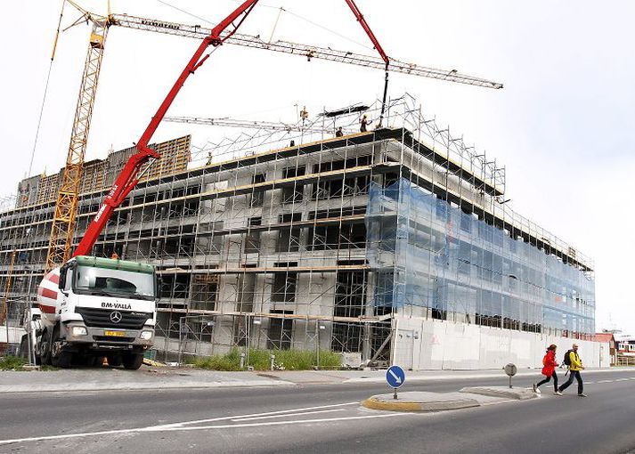 Framkvæmdir á fullu Þetta er sjón sem eflaust hressir marga sem buguðust í svartnætti efnahagskrísunnar.fréttablaðið/gva