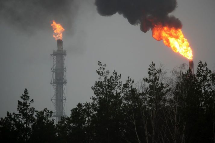 Gas brennur yfir strompum olíuhreinsistöðvar í Hvíta-Rússlandi. Verksmiðjur stöðvuðust og bíla- og flugumferð dróst verulega saman þegar takmarkanir vegna kórónuveirufaraldursins voru sem strangastar í vor. Nú stefnir losun gróðurhúsalofttegunda aftur á móti aftur í svipað horf og áður.