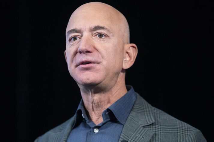 Bezos ætti ekki að muna um að leggja sitt af mörkum enda er hann talinn ríkasti maður heims með eignir sem eru metnar á tugi þúsunda milljarða króna.