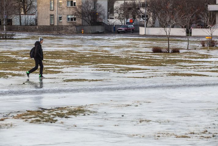 Stór hluti Klambratúns liggur undir klaka.