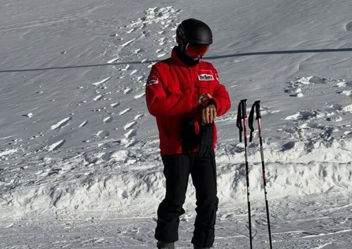 Pierre Gasly í rauða Marlboro-jakkanum á skíðum í Ölpunum.