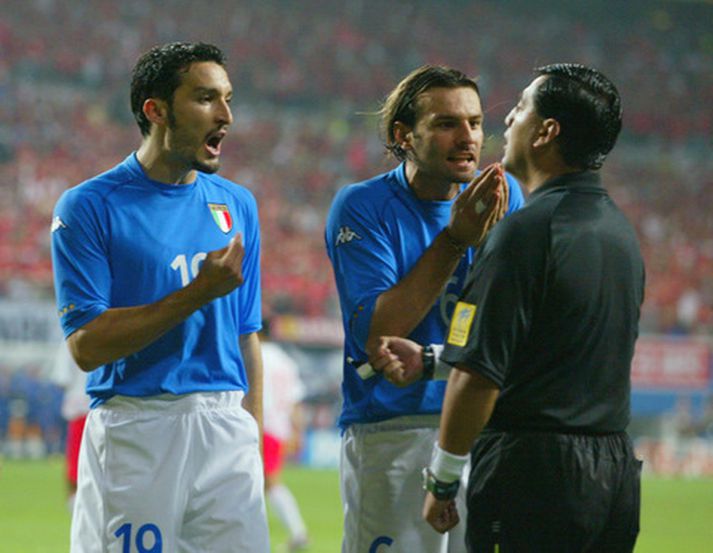 Gianluca Zambrotta og Cristiano Zanetti mótmæla dómgæslu Moreno í téðum leik.