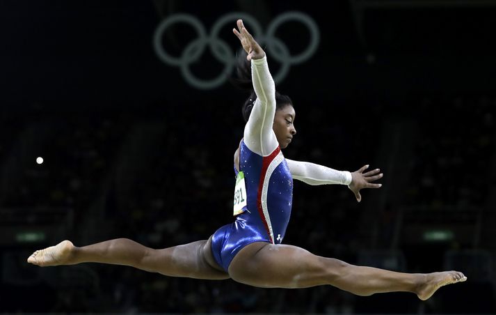 Simone Biles hætti óvænt keppni á Ólympíuleikunum í Tókýó en snýr nú aftur tveimur árum síðar.