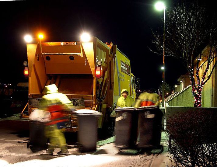 Frá og með 1. janúar á næsta ári mun íbúum Reykjavíkur vera gert að færa tunnurnar nær bílunum í hagræðingarskyni. fréttablaðið/gva