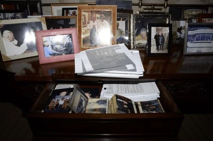 Í skúffunni má sjá glitta í ljósmynd af Trump. Oljóst er hvers vegna þetta tiltekna skjal hefur verið fjarlægt.