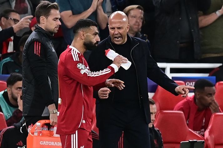 Arne Slot ræðir við Mohamed Salah  en augun verða á sambandi þeirra á næstunni enda Egyptinn langt frá sínu besta.