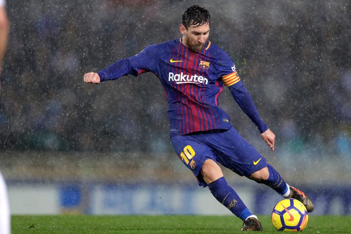 Messi býr sig undir að skrúfa boltann í netið.