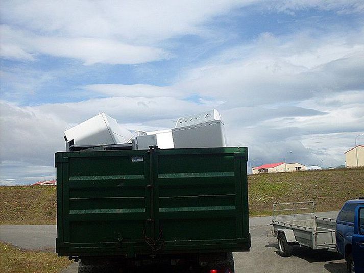 Þvottavélum hent í sumar Tómas J. Knútsson, sem átti að farga heimilistækjum, kveðst hafa gefið nokkur þeirra til áframhaldandi notkunar.
Mynd/Blái Herinn