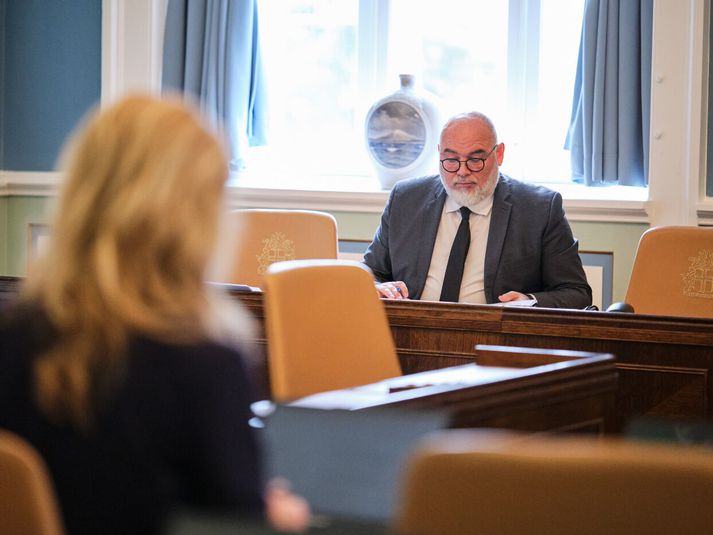 Logi Einarsson, menningar-, nýsköpunar- og háskólaráðherra, vill setja þak á tekjur Rúv af viðskiptaboðum.