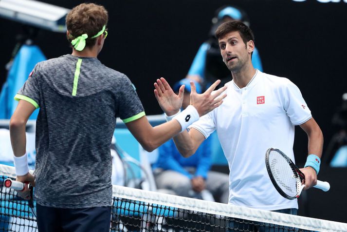 Djokovic óskar Istomin til hamingju með sigurinn.