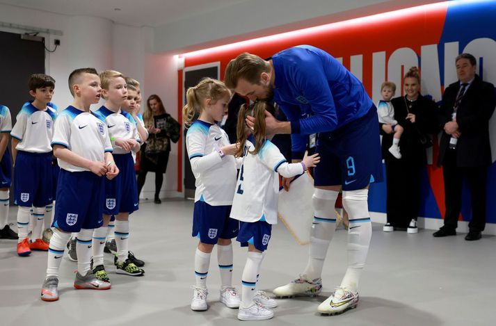 Harry Kane með dætrum sínum Ivy og Vivienne sem lentu í árekstrinum á mánudaginn.