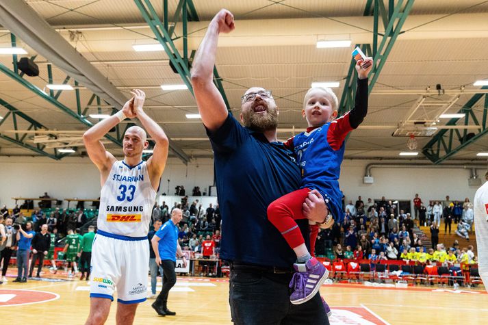 Arnar Guðjónsson fagnar hér bikarsigri Stjörnunnar fyrir ári síðan.