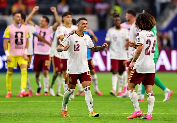 Pedro Porro, sem skoraði seinna mark Spánar gegn Frakklandi, fagnar með hinum bakverði spænska liðsins, Marc Cucurella.