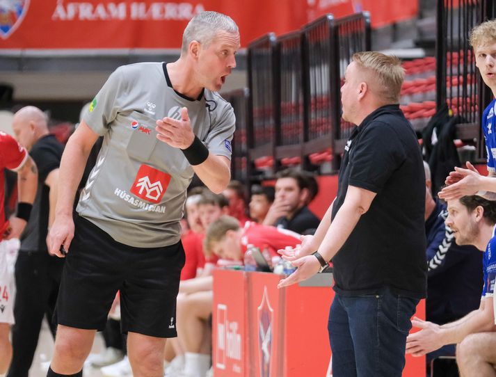 Einar Jónsson hefur eitthvað viljað ræða við dómarann Ramunas Mikalonis í leiknum í kvöld.