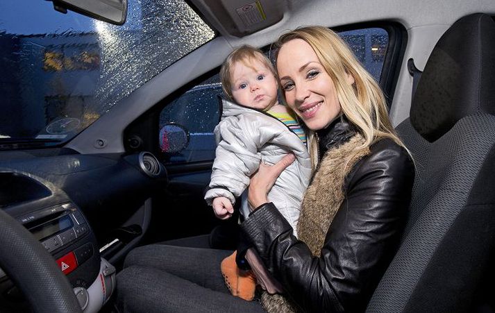 Sigríður Elva Vilhjálmsdóttir sjónvarpskona ásamt dóttur sinni í Toyota Aygo bifreið sinni.
