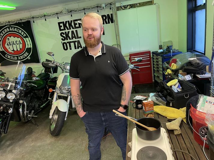 Arnar Fannberg Gunnarsson er vaktstjóri í Dalslaug í Reykjavík. Við hittum hann í dag í húsnæði samtakanna Bikers against child abuse, sem hann er meðlimur í. Og þar rauf hann hina mánaðarlöngu föstu.