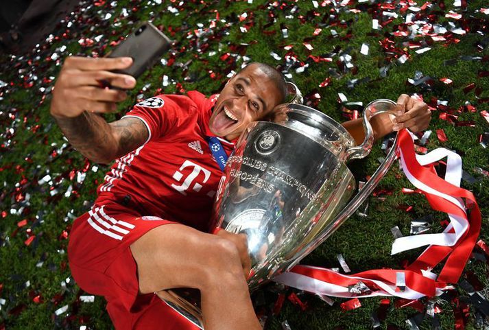 Thiago Alcantara tekur mynd af sér með Meistaradeildarbikarinn eftir sigurinn með Bayern München í ágúst.