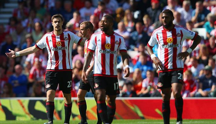 Hvað á þetta að þýða? Leikmenn Sunderland auglýsa fyrirtæki sem hefur enga trú á þeim.