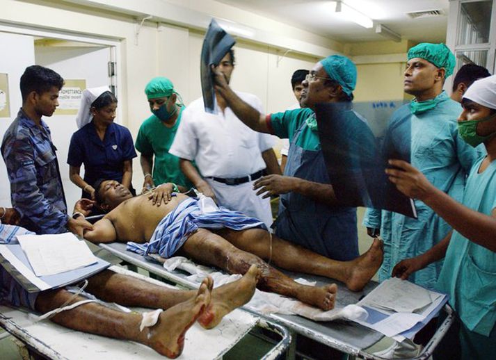 Læknar hlúa að særðum starfsmönnum flughersins