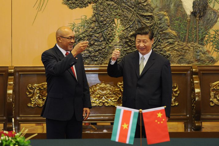 Bouterse (t.v.) er hér með Xi Jinping, leiðtoga Kína.
