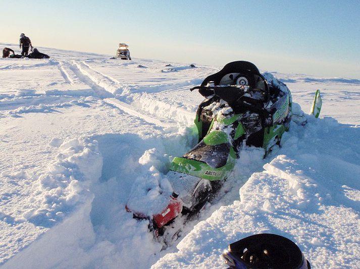 Snjósleði grafinn í fönn árið 2008.