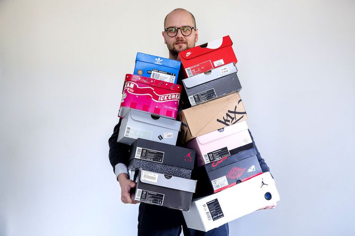 Sindri Páll Sigurðsson, iðnhönnuður og sneaker-safnari, rogast hér með brot úr safninu. 