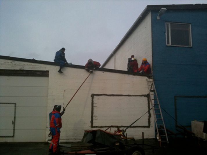 Björgunarsveitarmenn úr Lífsbjörg við störf í morgun.