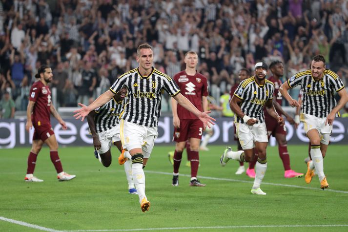 Arkadiusz Milik fagnar marki sínu með liðsfélögum sínum hjá Juventus. 