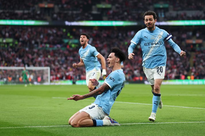 Nico O'Reilly fagnar fyrsta marki sínu fyrir Manchester City í úrslitaleiknum á Wembley.
