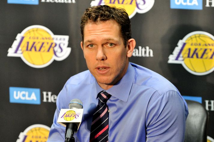 Walton var ekki lengi að finna sér nýtt starf eftir að hann hætti hjá Los Angels Lakers. Hann stýrir nú Sacramento Kings.