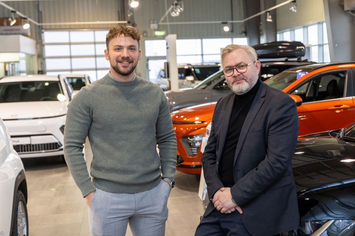 Ingþór Ásgeirsson, framkvæmdastjóri Hyundai og Dorian Konrad Michalski hjá BL. Ingþór hélt skemmtilegt erindi á Uppbroti SVÞ á dögunum þar sem hann lýsti því hvernig tækifærin til að nýta gervigreindina fyrir alvöru opnuðust í kjölfar ráðningar Dorian í afleysingarstarf sem sendils.