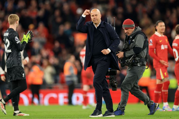Arne Slot, knattspyrnustjóri Liverpool, fagnar sigrinum á Everton á Anfield í kvöld.
