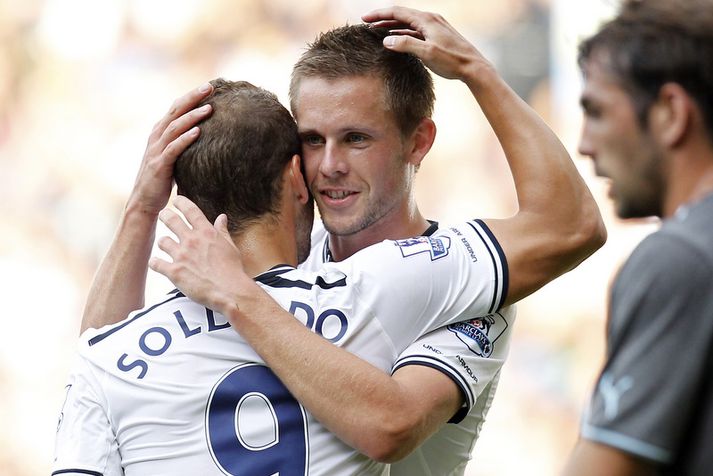 Roberto Soldado fagnar með Gylfa Þór Sigurðssyni.