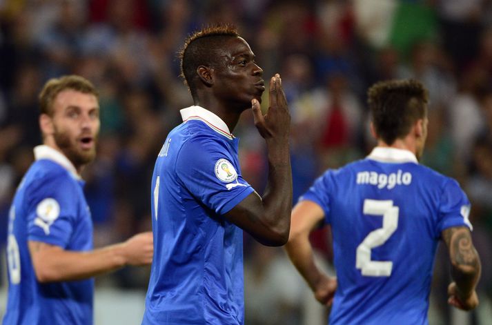 Balotelli fagnar sigurmarki sínu í kvöld.