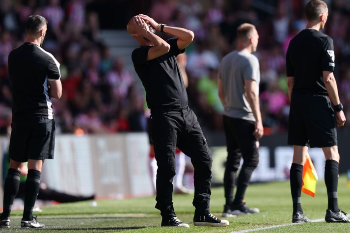 Pep Guardiola, knattspyrnustjóri Manchester City, svekkir sig á hliðarlínunni í Southampton í dag.