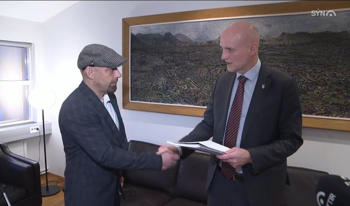 Mjófirðingurinn Erlendur Magnús Jóhannsson afhenti Eyjólfi Ármannssyni innviðaráðherra í dag yfir tvöþúsund undirskriftir til stuðnings Fjarðagöngum.