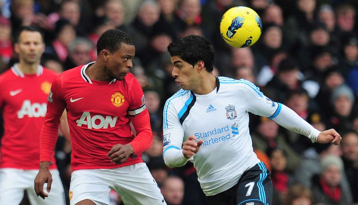 Patrice Evra og Luis Suarez í baráttunni.