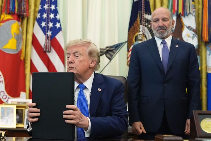 Donald Trump og Howard Lutnick í Hvíta húsinu.