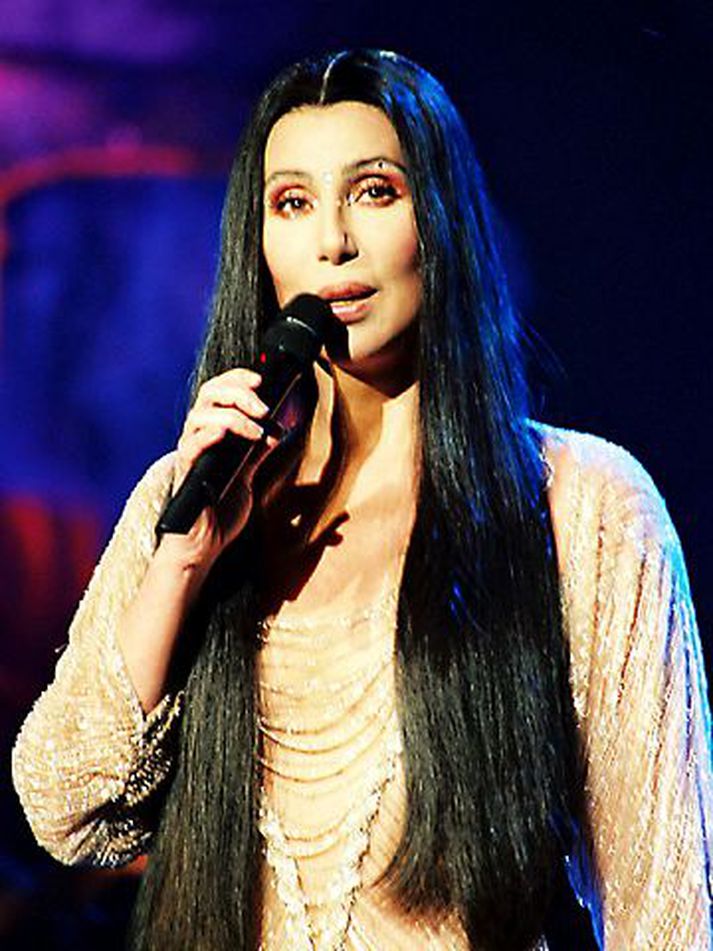Cher segir þurra loftið í Las Vegas fara illa í sig og talar því ekki á daginn þegar hún er stödd þar í borg.