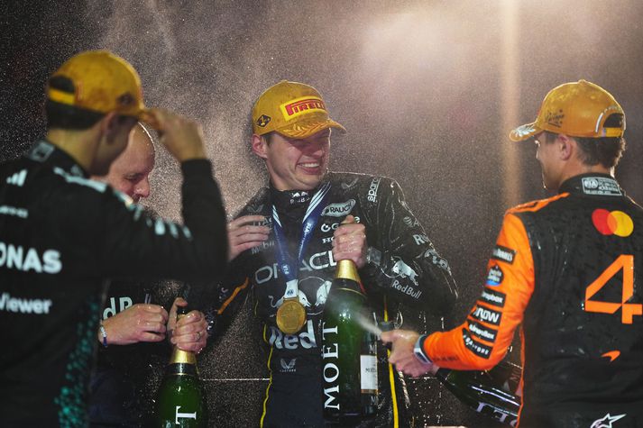 Max Verstappen vann kappaksturinn í Las Vegas og fékk síðan bónus eftir keppnina þegar helstu keppinautar hans voru dæmdir úr leik.