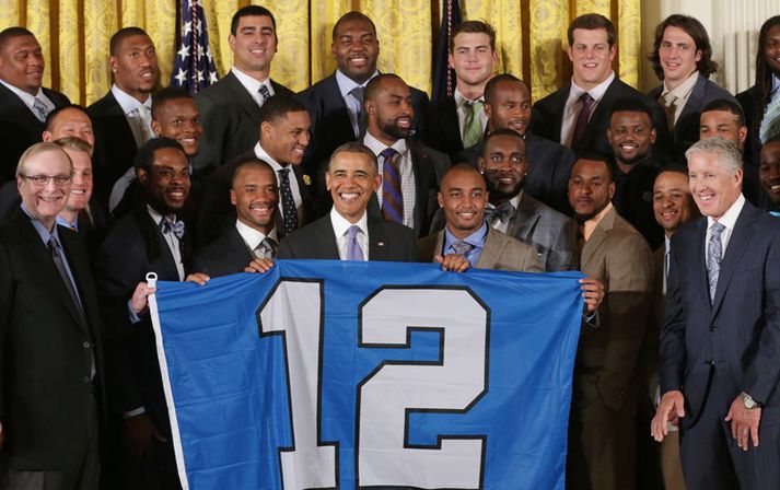 Obama með strákunum í Seahawks.