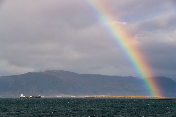 Mannsins verður leitað áfram.