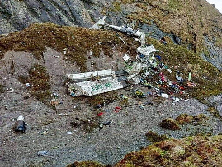 Vélin var á leið frá Pokhara til Jomsom, en hrapaði nærri Sanosware í Mustang-héraði.