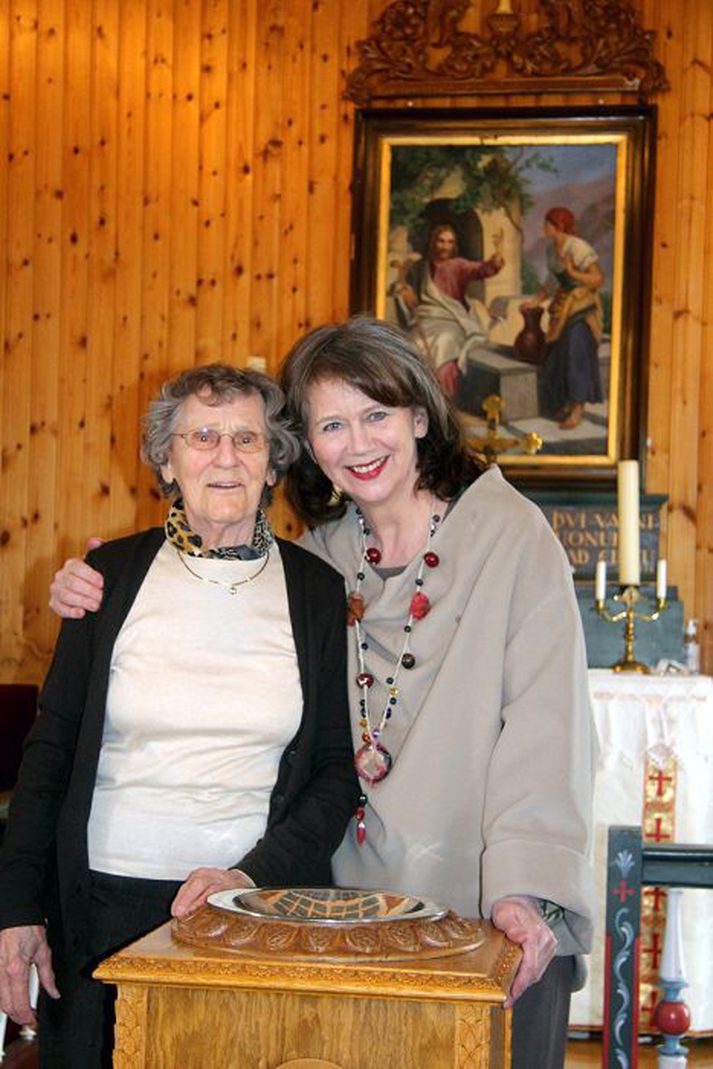Margrét Anna Símonardóttir var skírð í Eyrarbakkakirkju fyrir 92 árum síðan. Hér er hún ásamt Ástu Kristrúnu við skírnarfontinn.