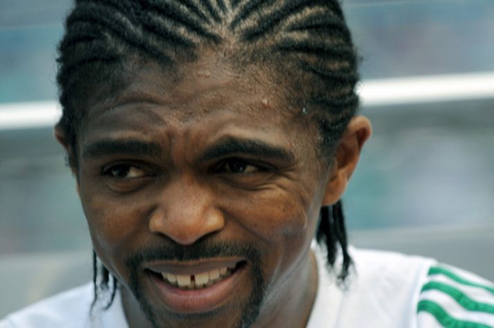 Nwankwo Kanu spilar með landsliði Nígeríu.