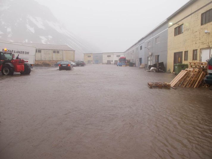 Allt er á floti í Ólafsvík. Þessi mynd er tekin við beitingaskúrana í bænum.
