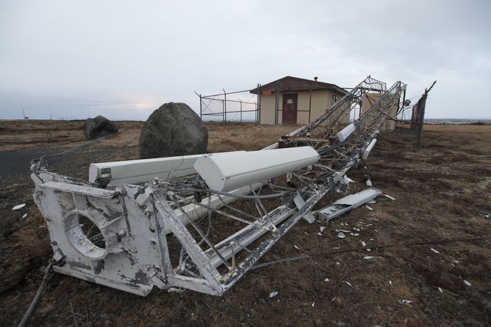Mastrið féll til jarðar í rokinu en tjónið hleypur á milljónum.