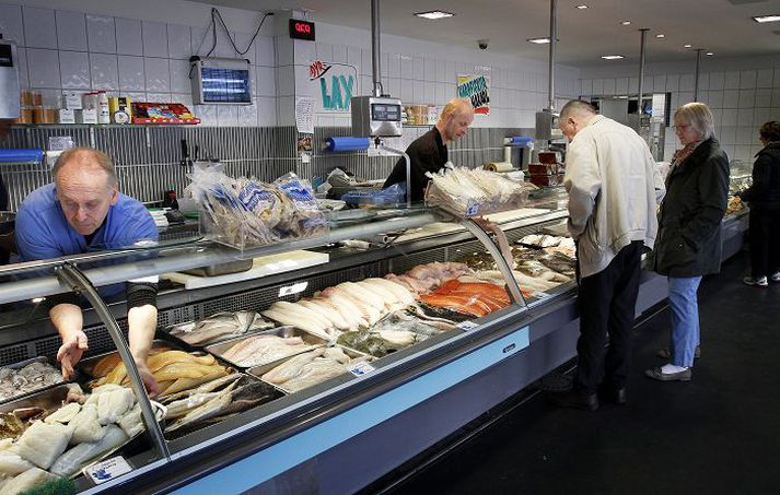 Fiskneysla Íslendinga hafi dregist mjög saman um leið og notkun geðlyfja hefur aukist. Í ljósi fregna frá Ástralíu um hamlandi áhrif Omega-3 fitusýra á geðsjúkdóma gæti einhver freistast til að tengja það saman.
