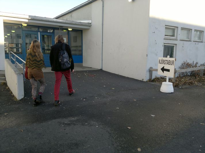 Í Hlíðaskóla voru ekki margir búnir að kjósa klukkan 11, en þar höfðu 100 manns greitt atkvæði af um það bil 3000 manns á kjörskrá.